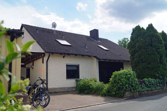 Weihenzell: Einfamilienhaus mit Einliegerwohnung, Garage u. Fernwärme auf ca. 778m² Grundstück, 91629 Weihenzell