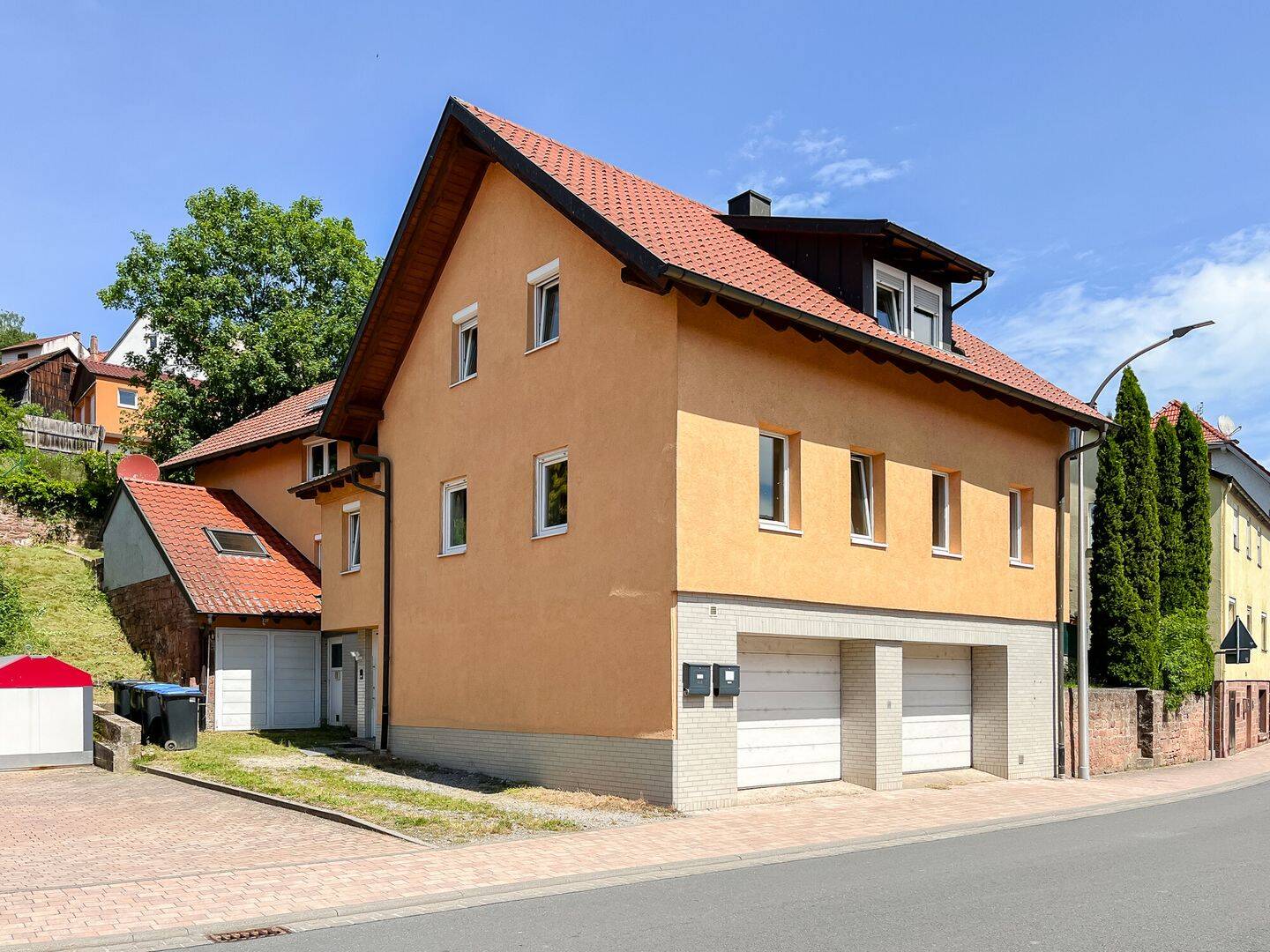 Zwei Wohneinheiten, Gartenanteil und drei Garagen – Wohnhaus in Kirchzell, 63931 Kirchzell