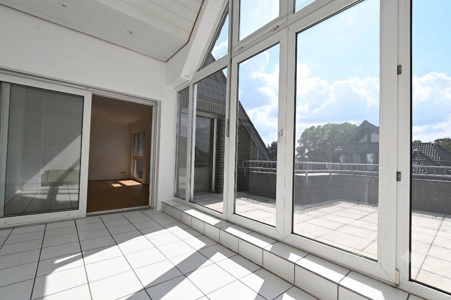 3-Zimmer-Penthouse mit Dachterrasse und Wintergarten in Köln-Wahn, 51147 Köln (Porz)