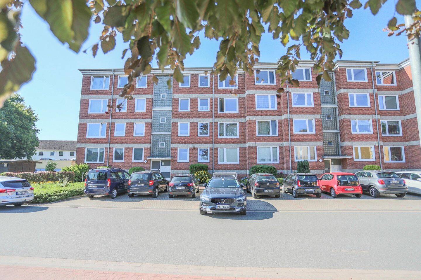 Frisch renoviert & neuwertig: Charmante 2-Zimmer-Wohnung mit Loggia in Barmstedt, 25355 Barmstedt