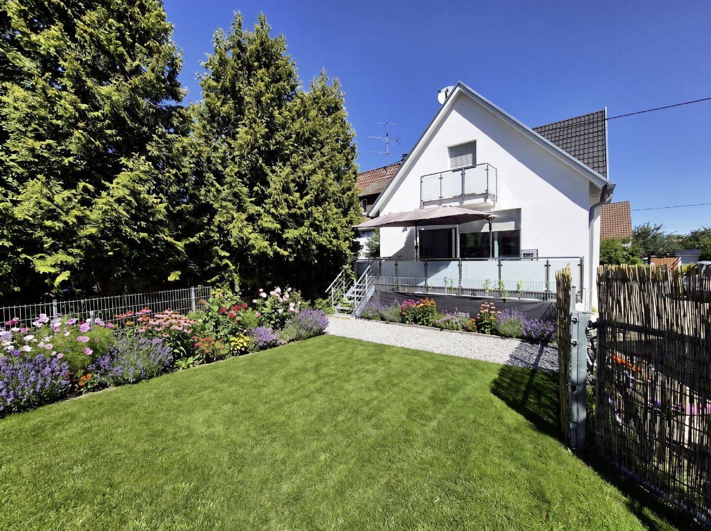 Familientraum mit Zukunft: Modernisiertes Einfamilienhaus mit Einliegerwohnung und Sonnengarten, 70378 Stuttgart
