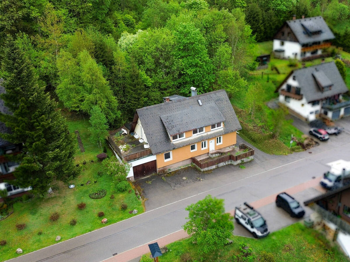 Wohn- und Geschäftshaus mit Sanierungsbedarf und Entwicklungspotenzial im Hochschwarzwald, 79837 Häusern