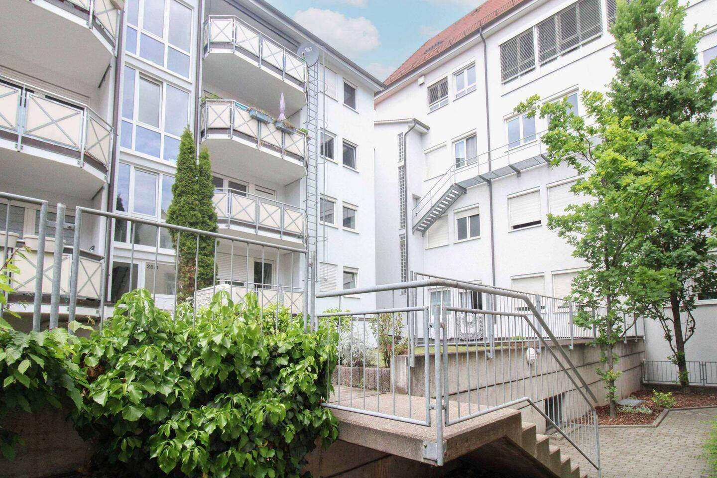 Sofort bezugsfrei und zentral: Gepflegte 2-Zimmer-Wohnung mit Balkon,Aufzug und TG-Stellplatz, 71634 Ludwigsburg