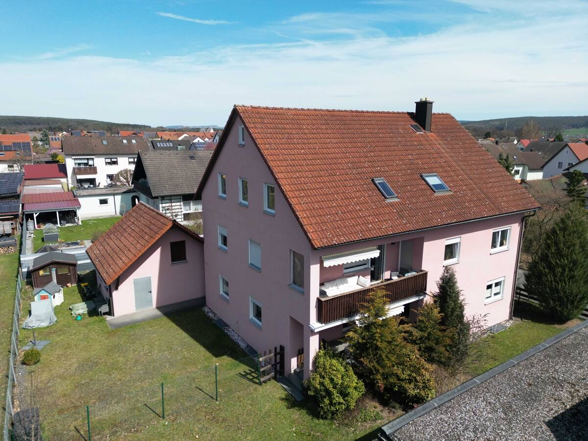 5-Zimmer-Eigentumswohnung mit Südbalkon, Garage & Stellplatz in ruhiger Lage von Oberwildenau, 92706 Luhe-Wildenau