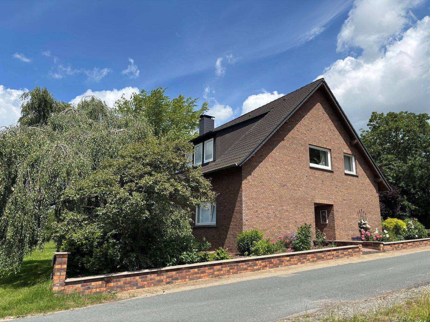Willkommen in Vlotho-Uffeln! Gepflegtes 1-bis 2-Familienhaus mit besonders schönem Fernblick, 32602 Vlotho