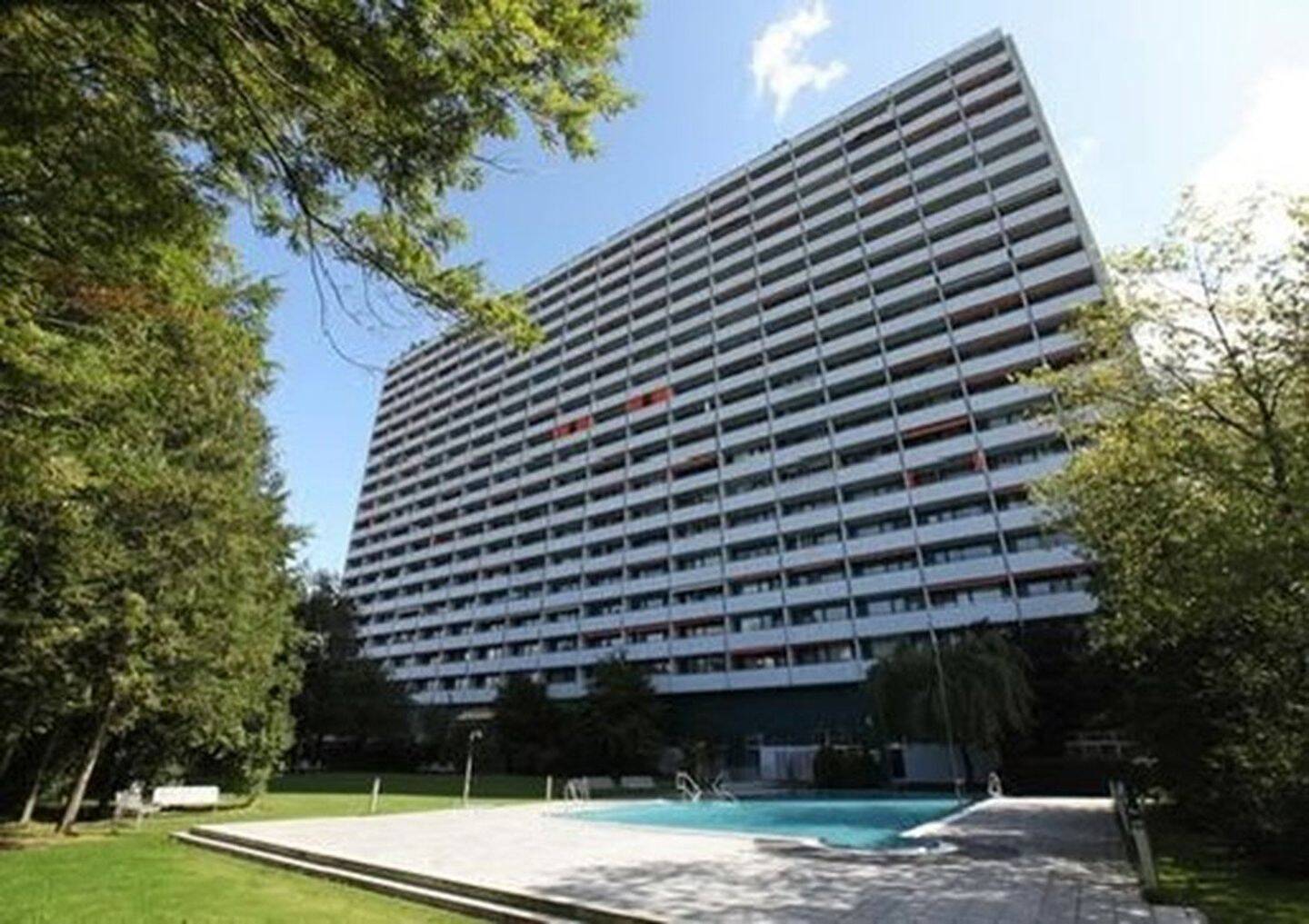 Möbliertes Apartment im Münchner Süden mit Pool, Grünanlage und Fernblick, 81477 München (Thalk. Obersendl.-Forsten-Fürstenr.-Solln)