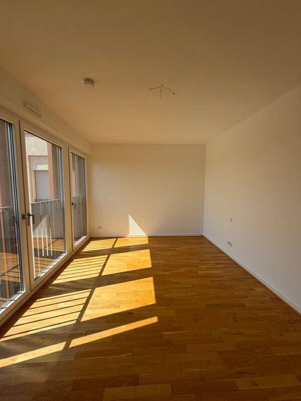 Lichtdurchflutete 3-Raum-Wohnung mit EInbauküche und Balkon, 1067 Dresden (Friedrichstadt Innere Altstadt Wilsdruffer Vorstadt/Seevorstadt-West)