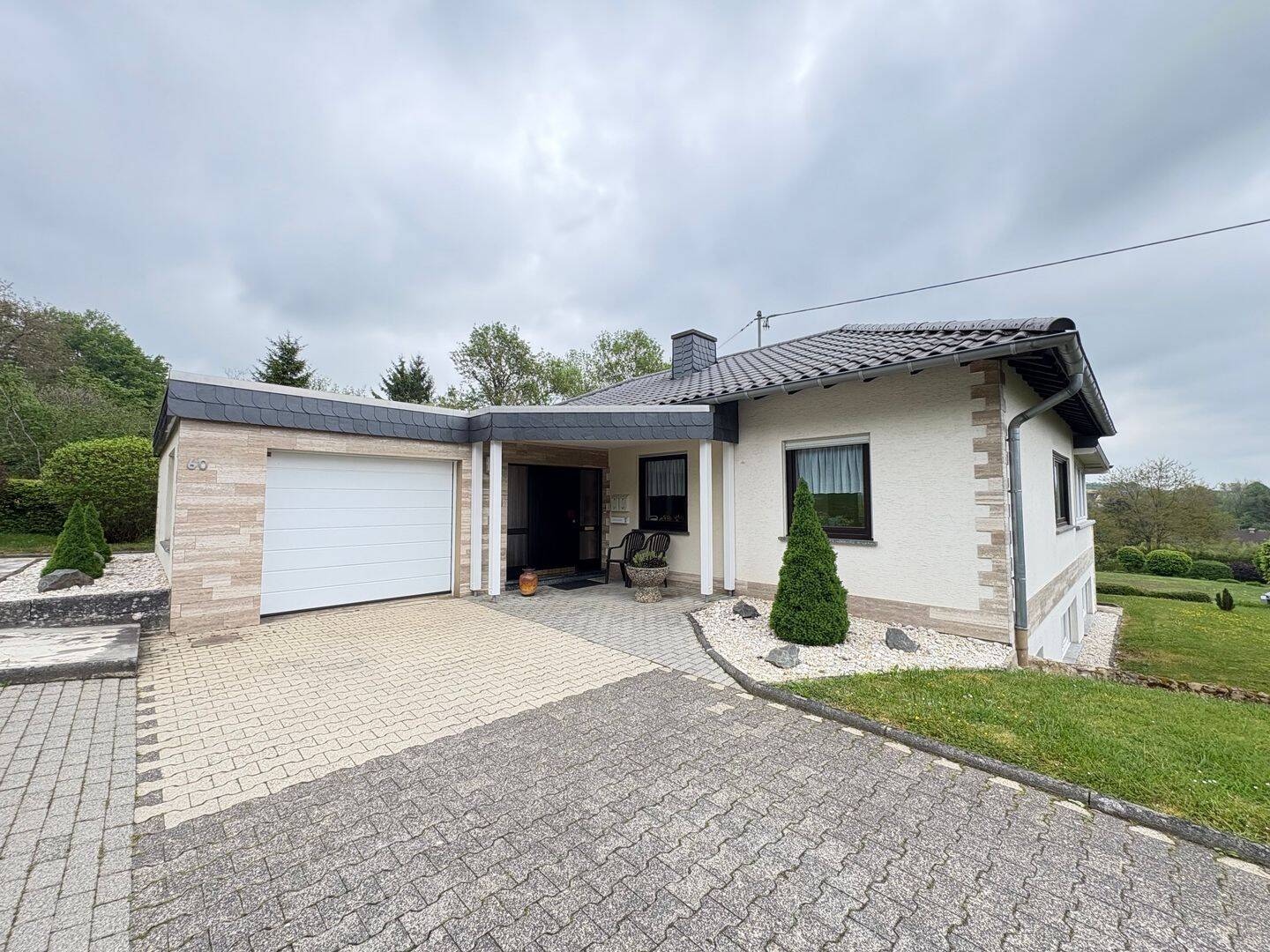 Großzügiges Einfamilienhaus mit Einliegerwohnung auf traumhaftem 1.500 m² Grundstück in Dudeldorf, 54647 Dudeldorf