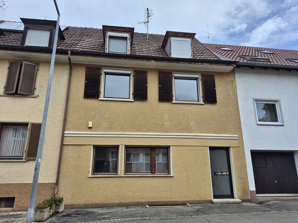Charmantes Reihenmittelhaus mit großem Potenzial für Handwerker und Sanierer, 79541 Lörrach