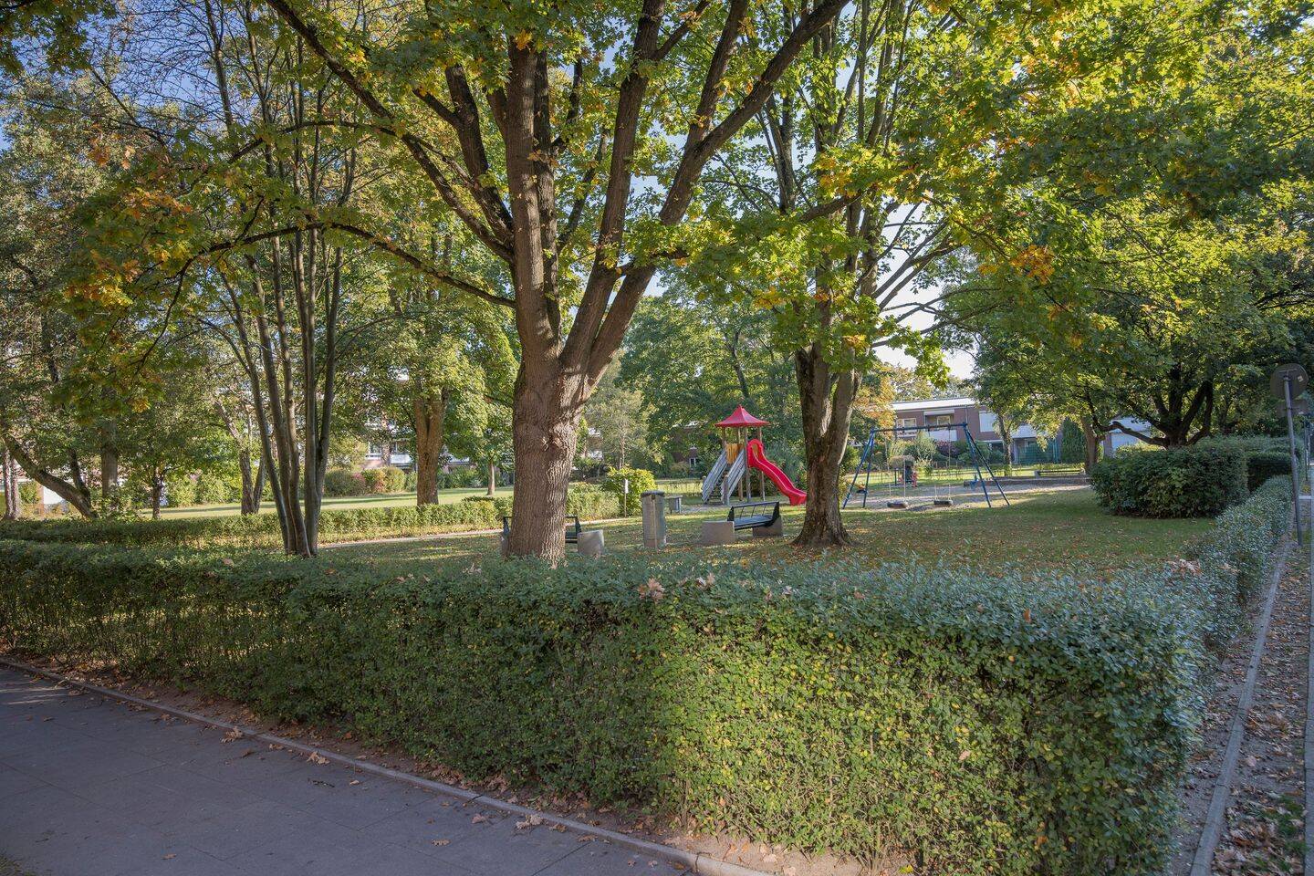 von Privat, Erstbezug nach Renovierung, sehr gepflegte Erdgeschoßwohnung (Hochparterre) mit Gartenanteil