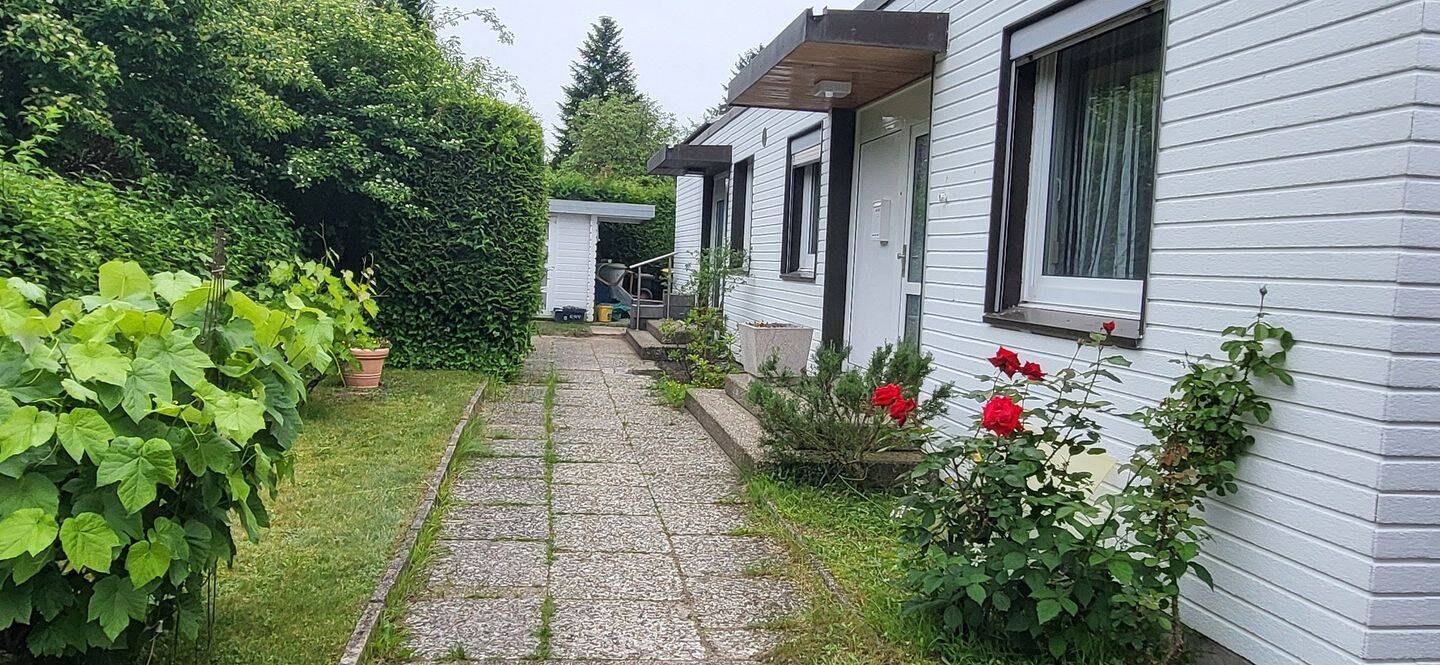 Charmanter DHH-Bungalow in begehrter Wohnlage von Ahrensburg, 4 Zimmer, ca. 84 m² Wohnfläche, ca. 360 m² Grundstück, Vollkeller, Carport, 22926 Ahrensburg