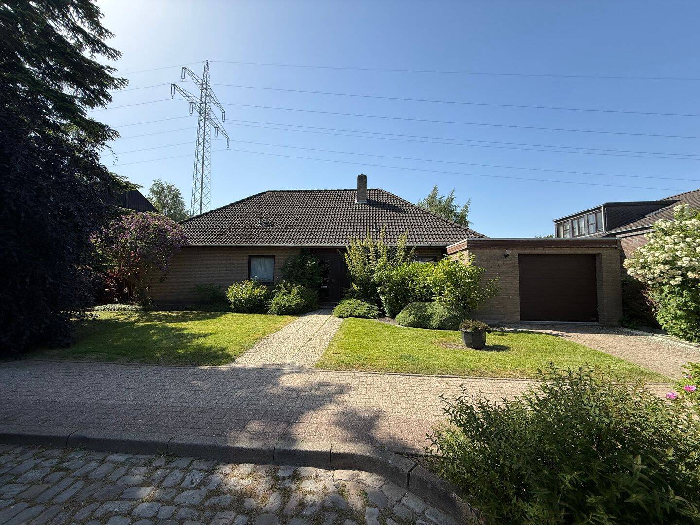 Geräumiges Einfamilienhaus mit Garten in attraktiver Wohnlage, 26954 Nordenham