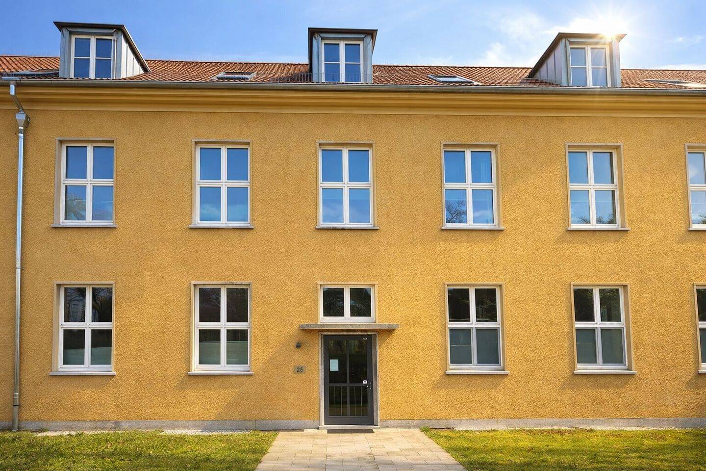 Bezugsfrei im traumhaft grünen Berlin-Kladow: 3-Zimmer-Dachgeschosswohnung mit großzügiger Dachterrasse
