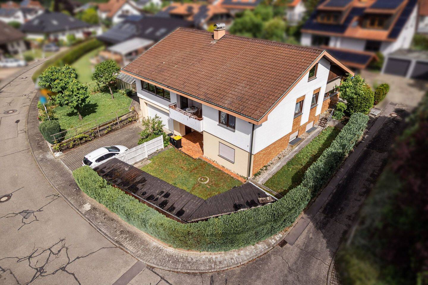Großzügiges Haus mit separater Einliegerwohnung und großem Garten in Kirchardt, 74912 Kirchardt