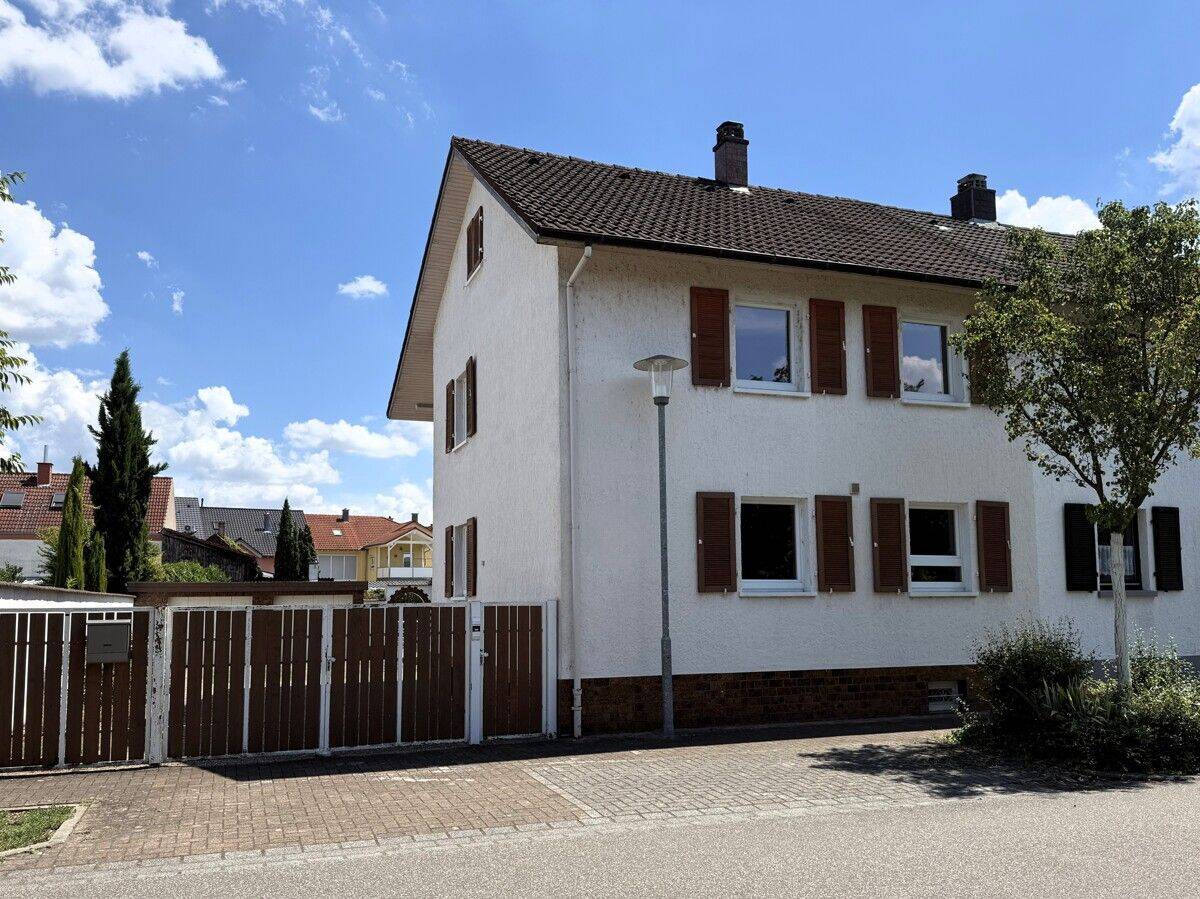 Traumhaft! Renovierungsbed. EFH mit Swimmingpool, 2 Bädern, Garagen, Nebengebäuden + tollem Garten, 76676 Graben-Neudorf