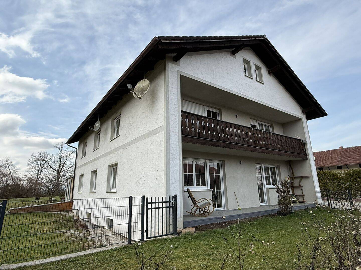 Zweifamilienhaus in Weilerlage mit Freisitz, Werkstatt und Großgarage, 84559 Kraiburg a. Inn
