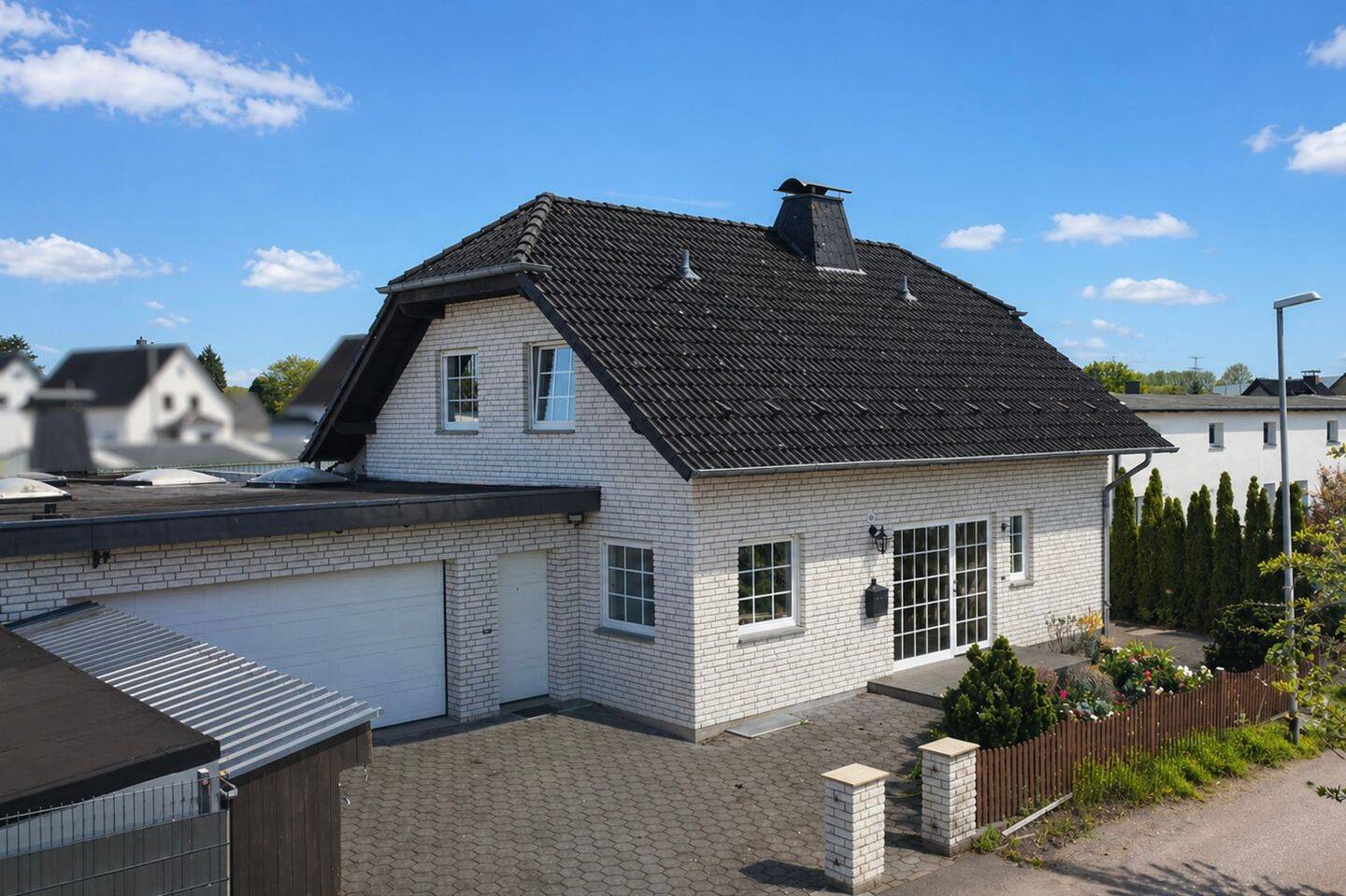 Freistehend & solide: Einfamilienhaus mit außergewöhnlich viel Nutzfläche und Garagen in Löhne-Ort, 32584 Löhne