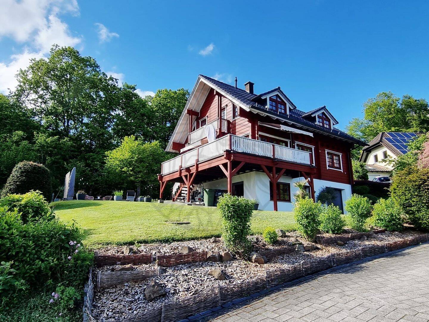 Westerburg: Neuwertiges Holzhaus mit Schlossblick, Garage und Garten in ruhiger Stadtrandlage, 56457 Westerburg