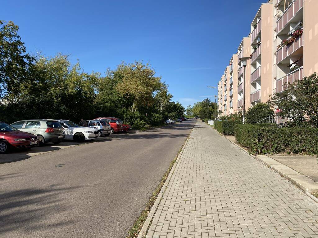 Die Wohnung glänzt jetzt fehlen nur Ihre Möbel. /The apartment is ready to shine now all it need – 6132 Halle (Saale) – Bild 1 von 3