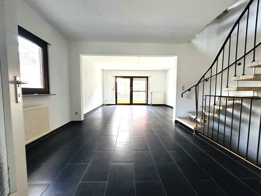 Attraktives Reihenendhaus mit Terrasse, Garage und viel Platz in Poppenweiler, 71642 Ludwigsburg