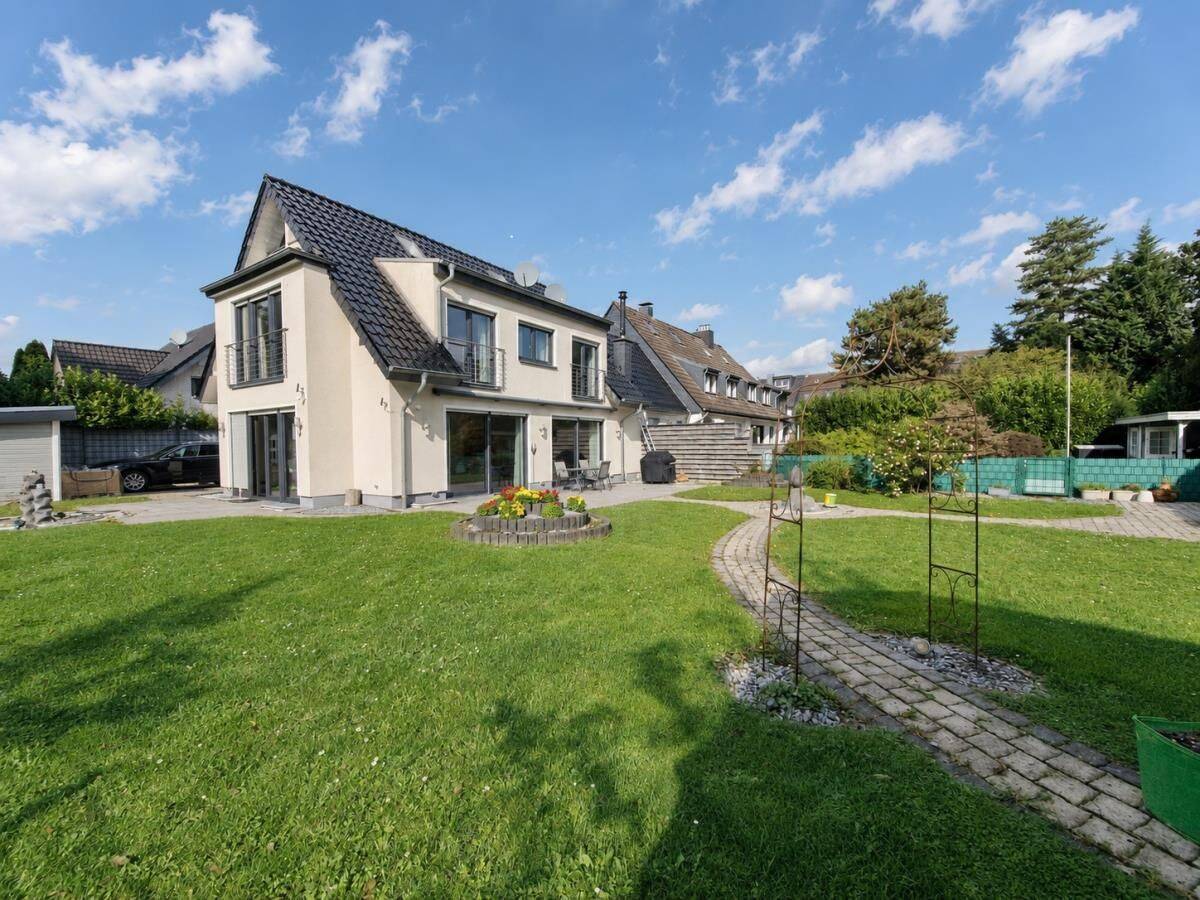 Modernes Einfamilienhaus mit Kamin, Erdwärmepumpe und großzügigem Garten, 45475 Mülheim an der Ruhr (Dümpten Mellinghofen Mitte-Ost)