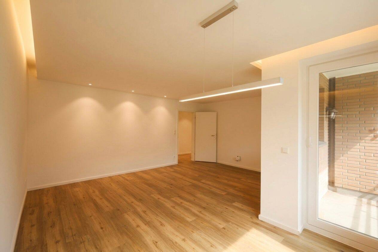 Schöne 3 Zimmer Wohnung mit 2 Stellplätzen u. Balkon in Hamburg Poppenbüttel, 22395 Hamburg (Wandsbek Bergstedt Poppenbüttel Sasel Wohldorf-Ohlstedt)