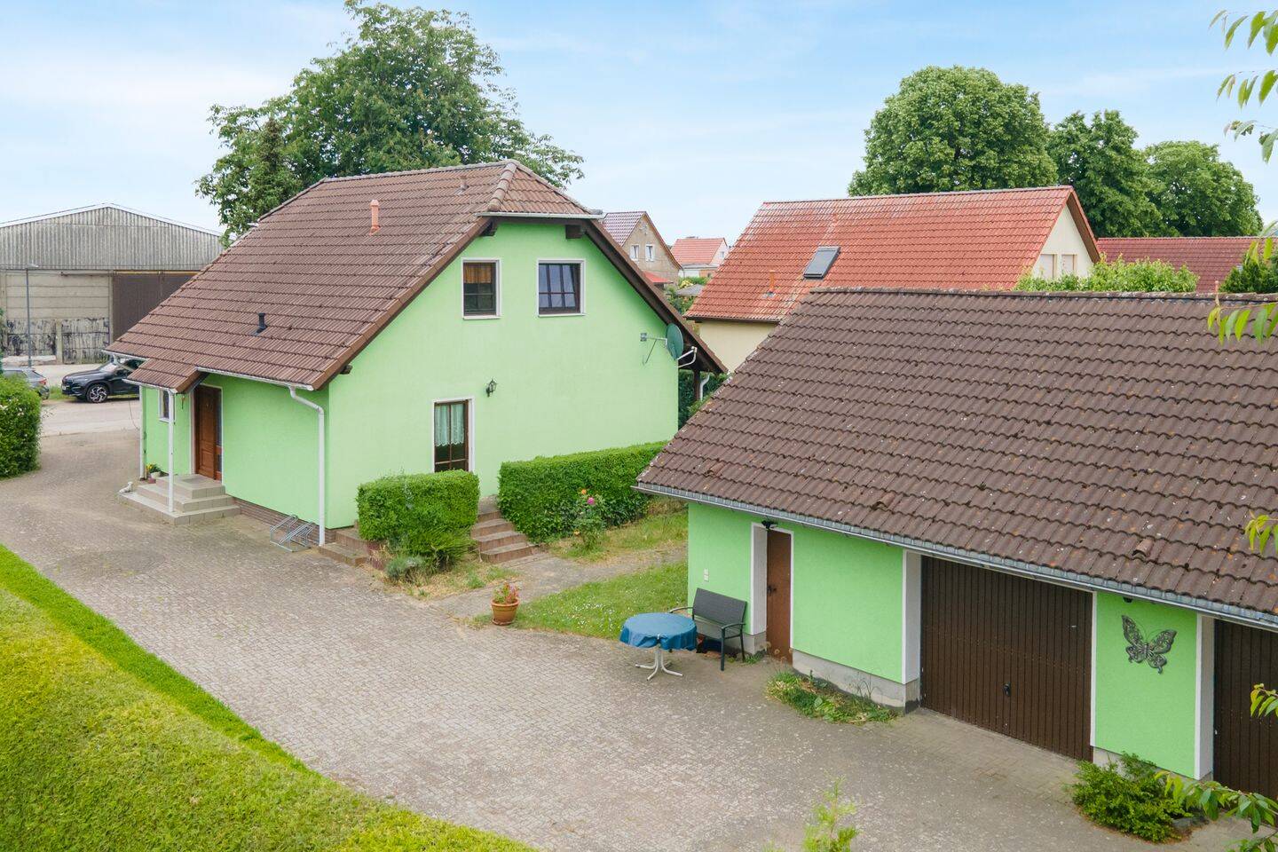 Mit Einbauküche, Fußbodenheizung, Rollläden, Garagen u.v.m.: Landhaus-Einfamilienhaus in Reichenberg, 15377 Märkische Höhe