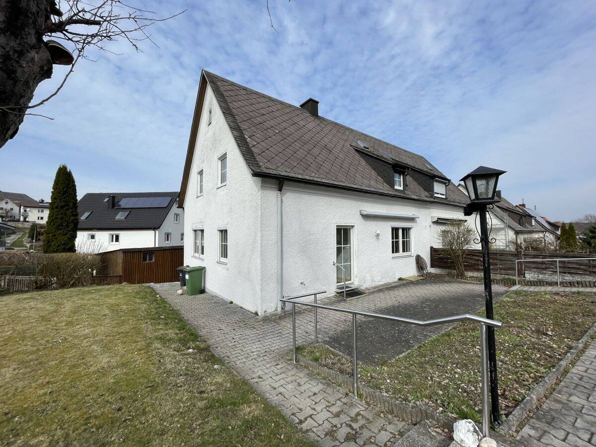 Ihr neues Zuhause – Doppelhaushälfte mit schönem Grundstück, ruhig und zentrumsnah gelegen!, 92681 Erbendorf