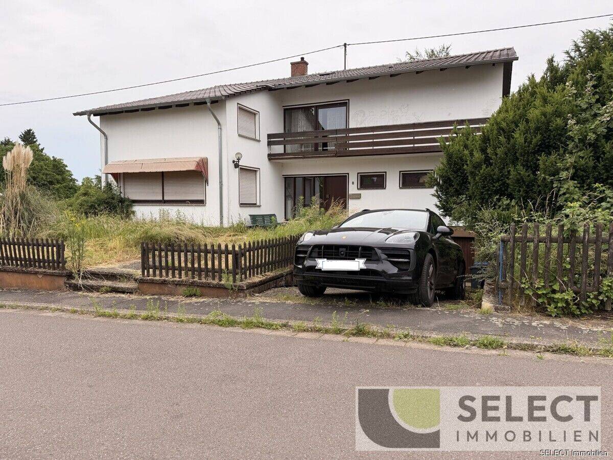 Großzügiges freistehendes Wohnhaus mit zwei Garagen in ruhiger Wohnlage, 66773 Schwalbach
