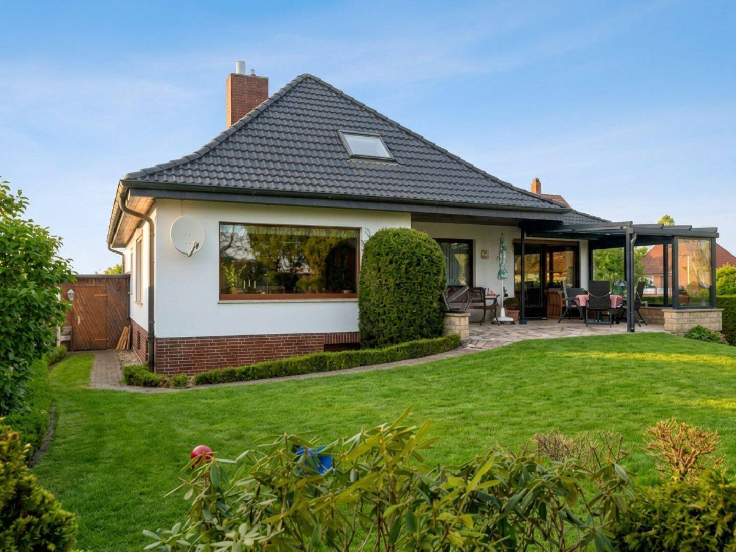 Großzügiger Bungalow mit 10 Zimmern, Garage und Carport in Nordstemmen, 31171 Nordstemmen