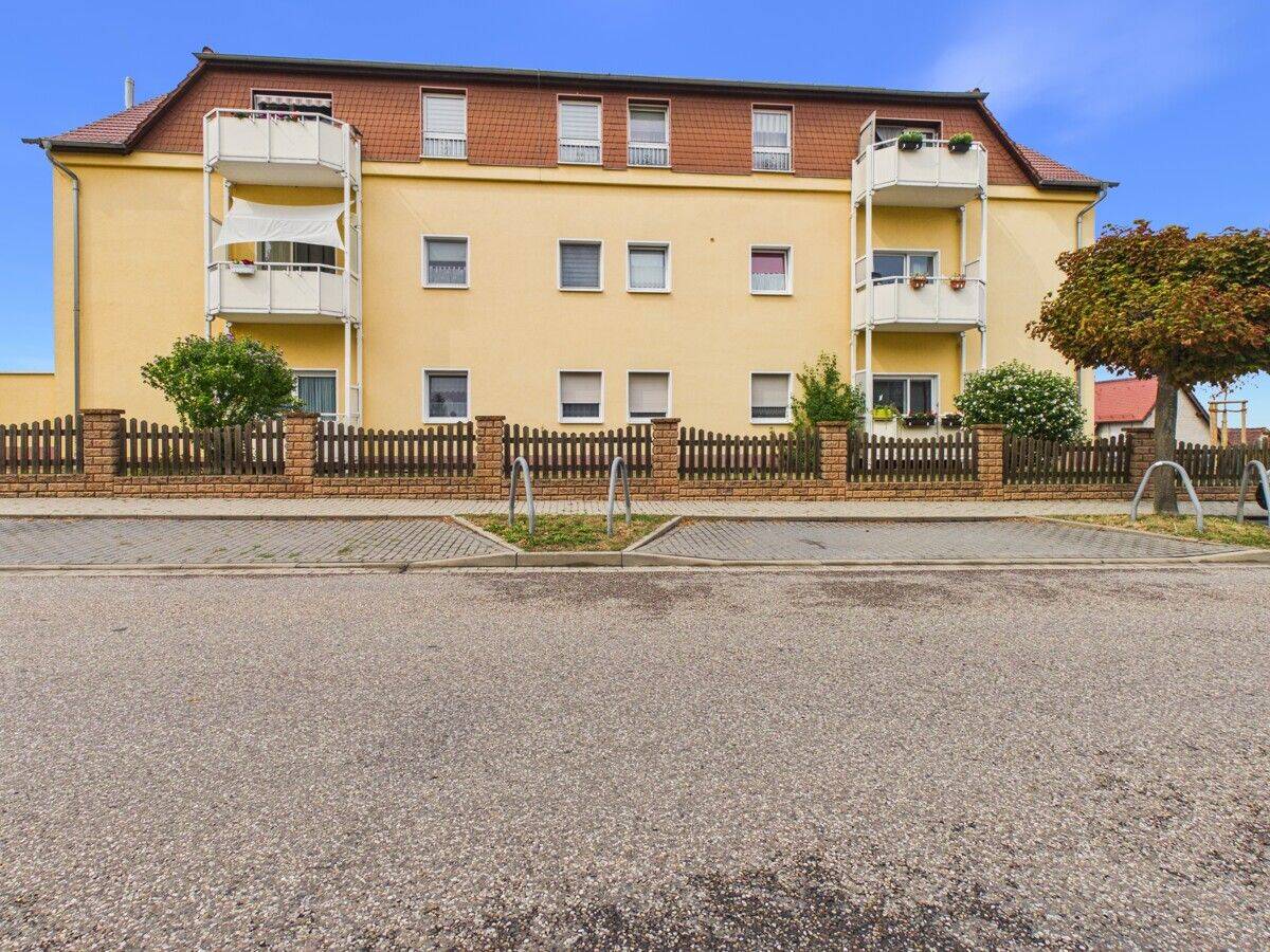 Attraktives Mehrfamilienhaus mit 11 Wohneinheiten, 2 Gewerbeeinheiten, Aufzug und Carports, 6249 Mücheln (Geiseltal)