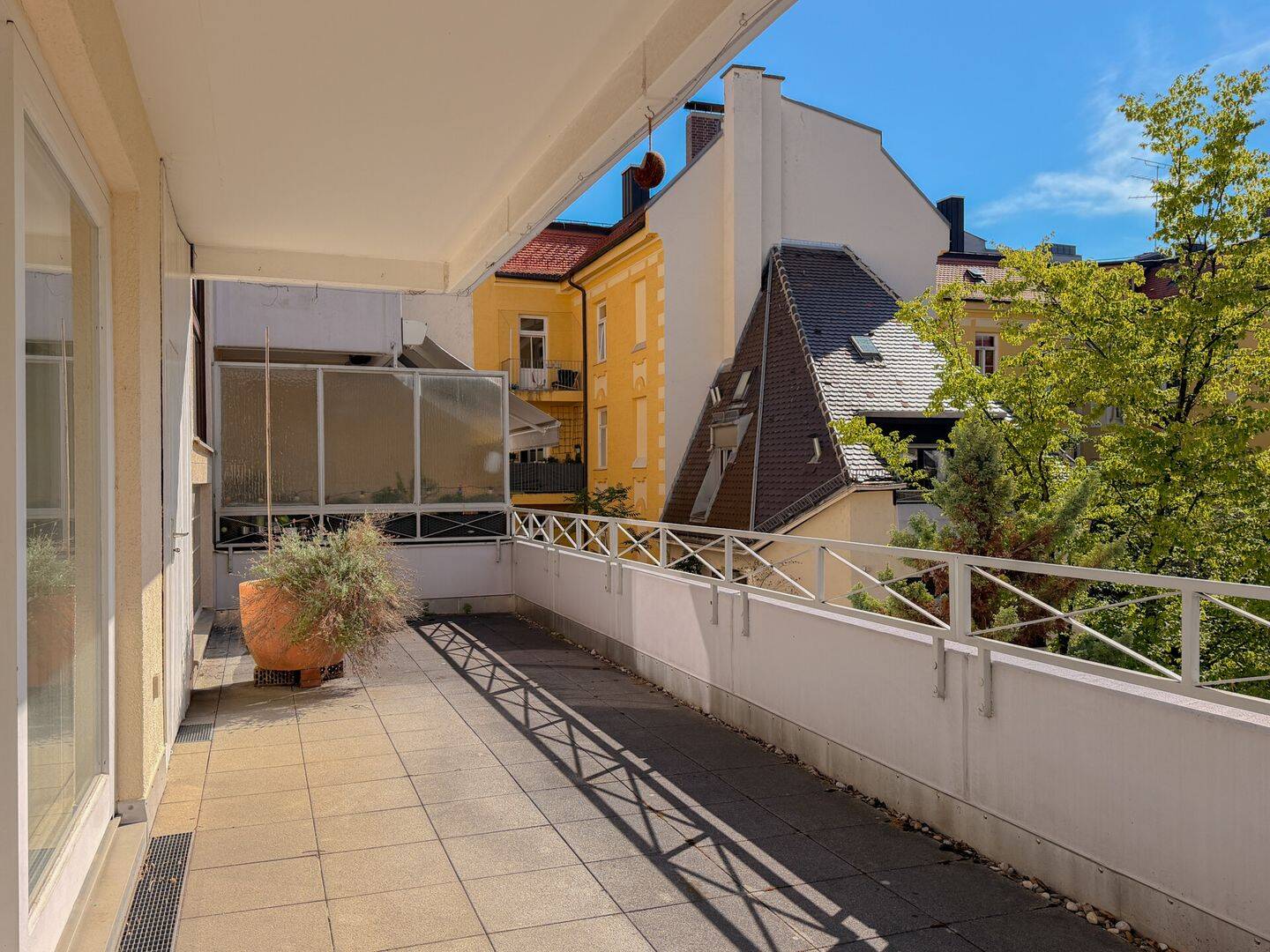 Großzügige 3-Zimmer-Wohnung mit Sonnenterrasse in begehrter Lage der Maxvorstadt mit TG-Stellplatz, 80799 München (Maxvorstadt Schwabing-Freimann Schwabing-West)