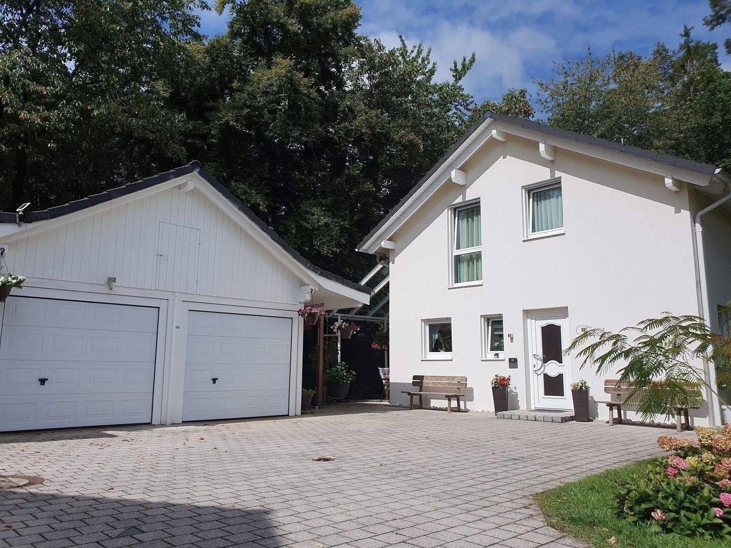 In GRÜNER und RUHIGER Lage — Modernes EINFAMILIENHAUS mit 2 GARAGEN, 84478 Waldkraiburg