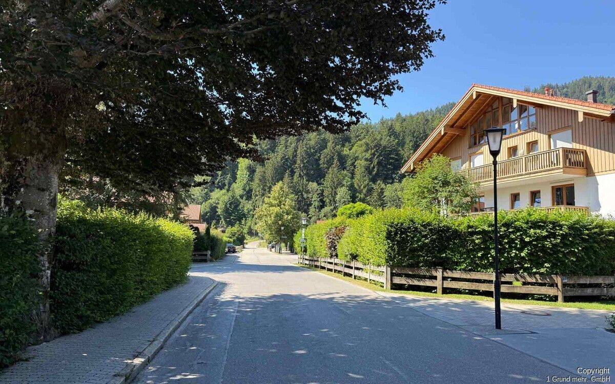Ruhig gelegen und dennoch fußläufig zum Ort: Großzügiges Wohnen im Erdgeschoss eines schönen Landhausensembles mit 3 Zimmern, 2 Terrassen und weitläuf, 83707 Bad Wiessee