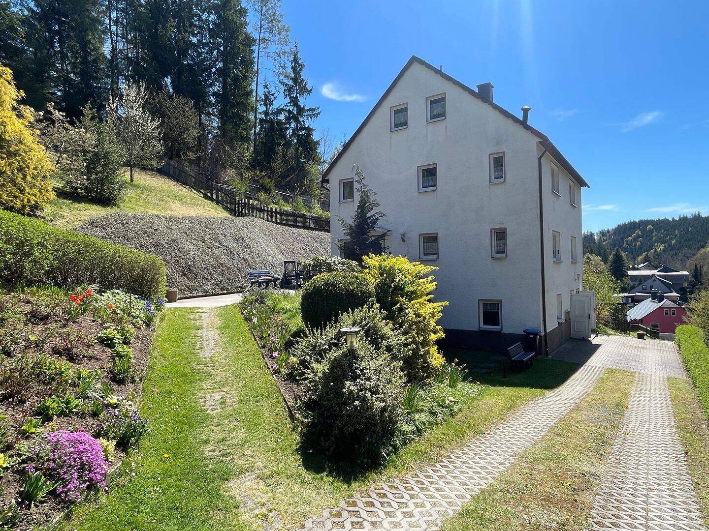 Wohlfühloase im „Grünen“ – Großes teilsaniertes EFH/ZFH mit zwei Garagen, großem Garten und Forstfläche in ruhiger Waldrandlage in Großolbersdorf, 9432 Großolbersdorf