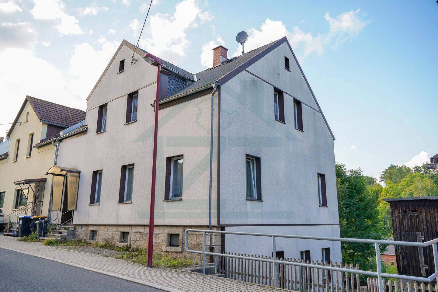 Charmante Doppelhaushälfte mit großem Potenzial in ruhiger Lage von Auerbach, 8209 Auerbach/Vogtl.