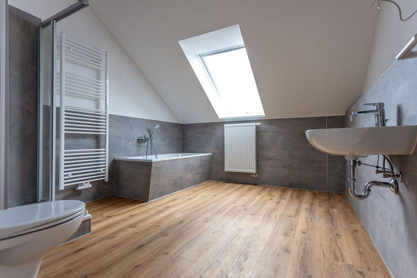 ***Reserviert*** Neu sanierte Dachgeschosswohnung mit Stellplatz in Erfurt-Süd, 99099 Erfurt