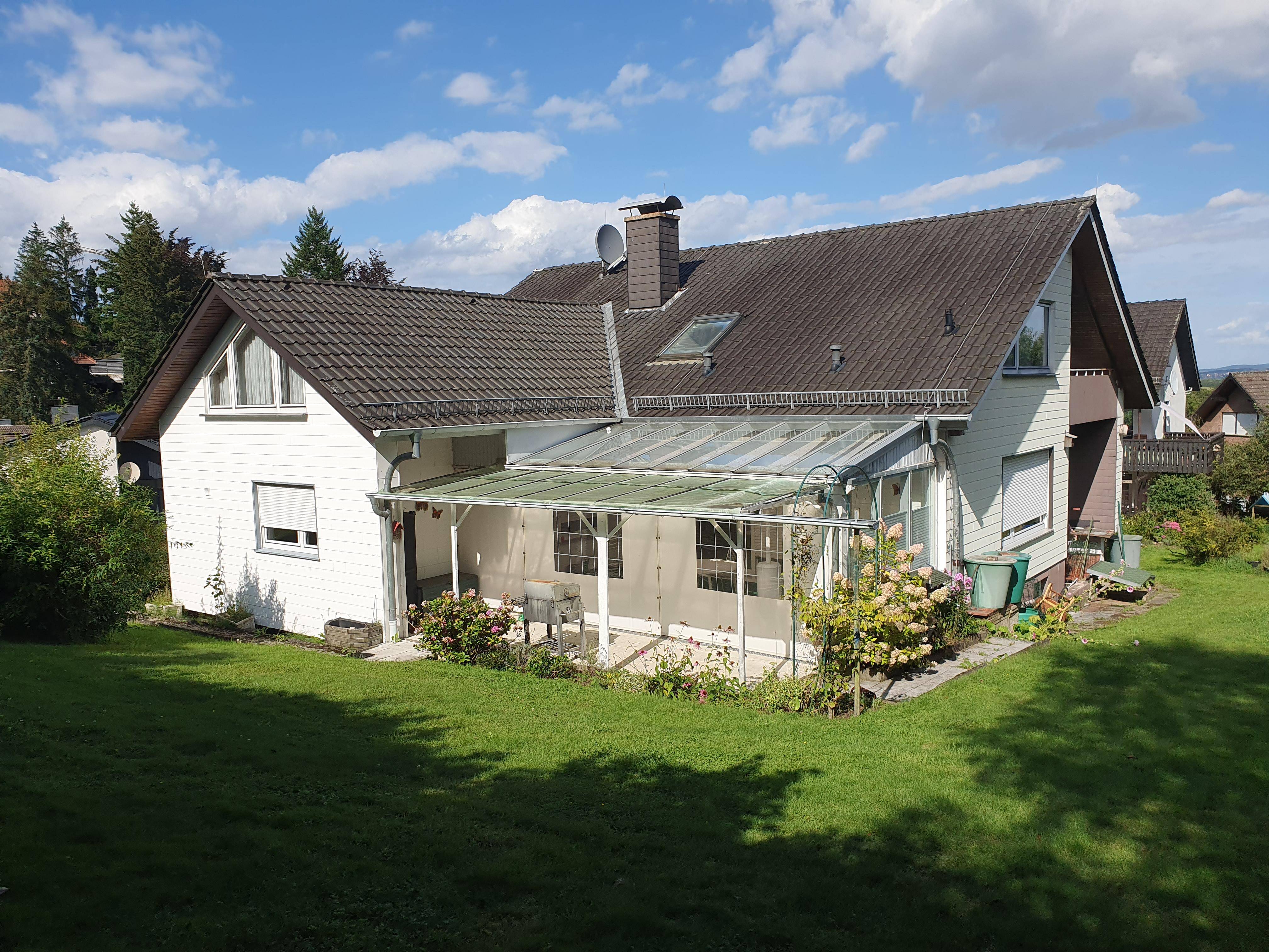 Sommer-Deal. Einfamilien-Wohnhaus mit Einliegerwohnung u. Garagengebäude mit Carport in Detmold, 32760 Detmold