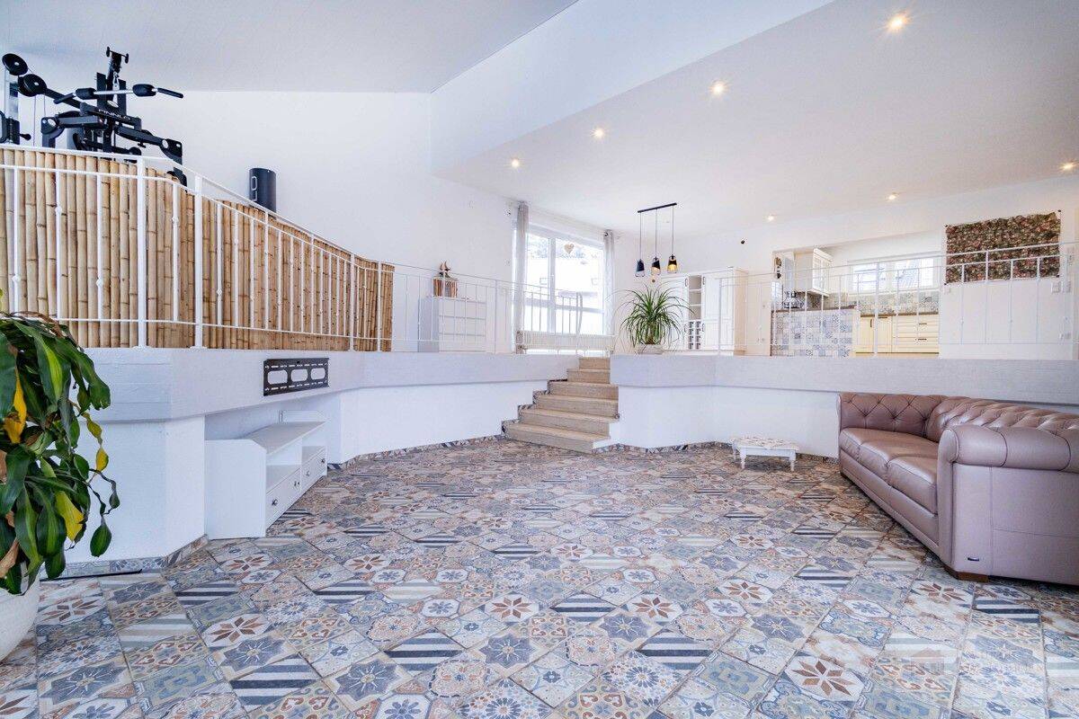 Nur für kurze Zeit! Villa mit Hallenbad, Sauna und großem Garten, 79112 Freiburg im Breisgau (Munzingen Opfingen Tiengen Waltershofen)