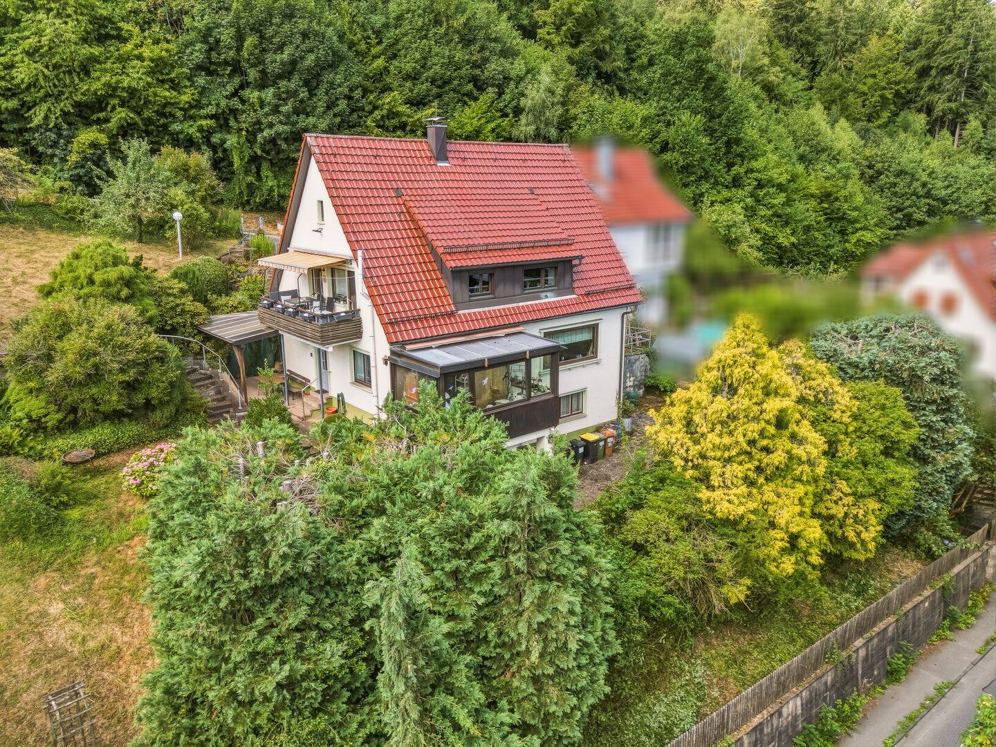 Attraktiver Angebotspreis: Gepflegtes 2-Familienhaus mit Doppelgarage in schöner Aussichtslage, 75365 Calw