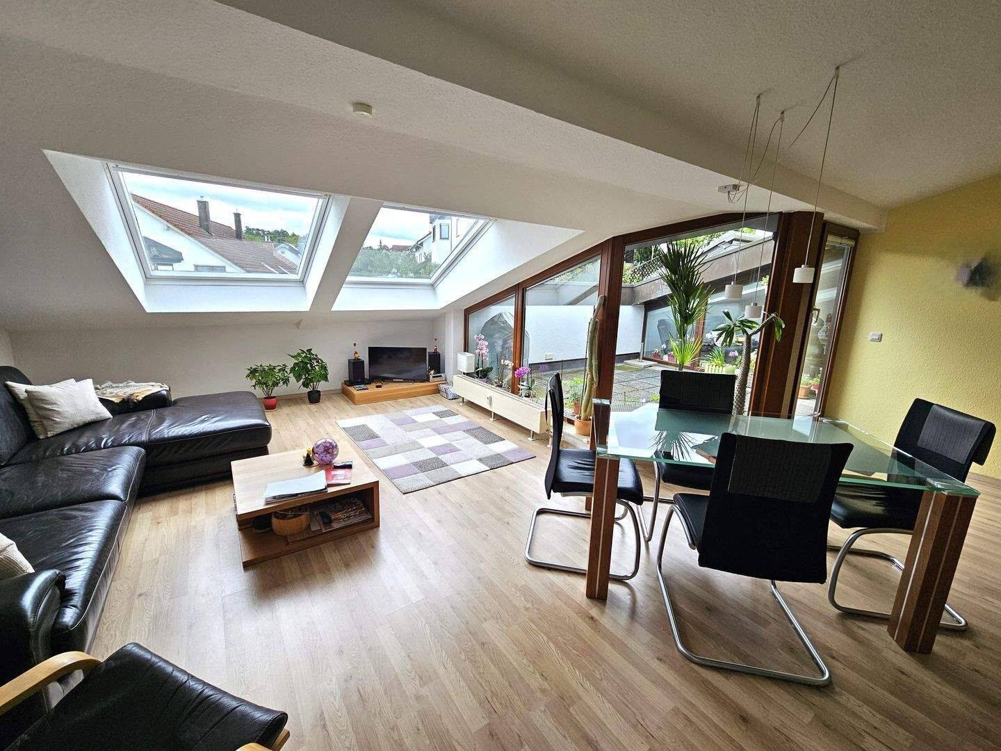 Lichtdurchflutete Wohnung mit traumhaftem Ausblick, 71287 Weissach