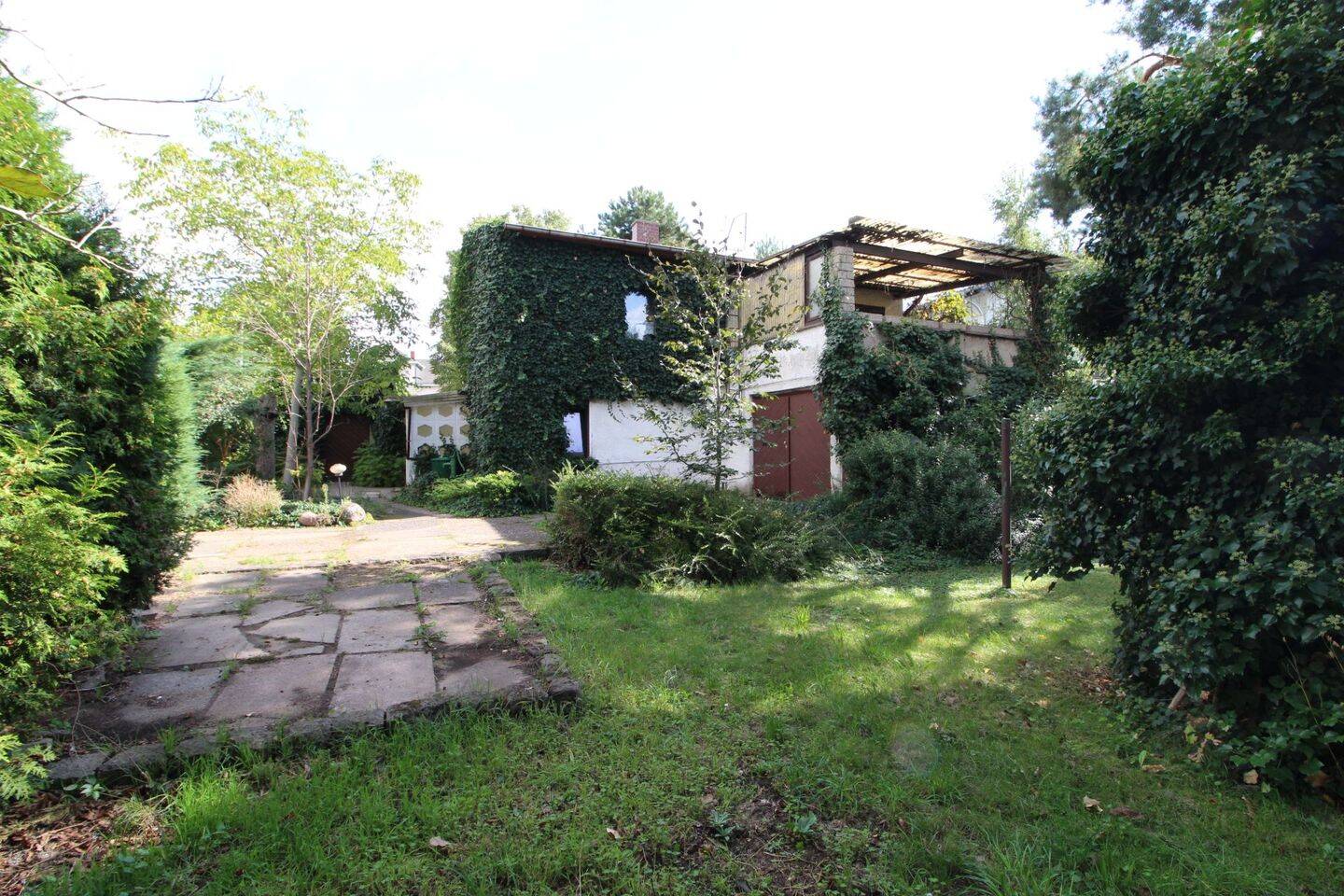 Einfamilienhaus mit Garage, Nebengelass und großem Grundstück, 1689 Weinböhla