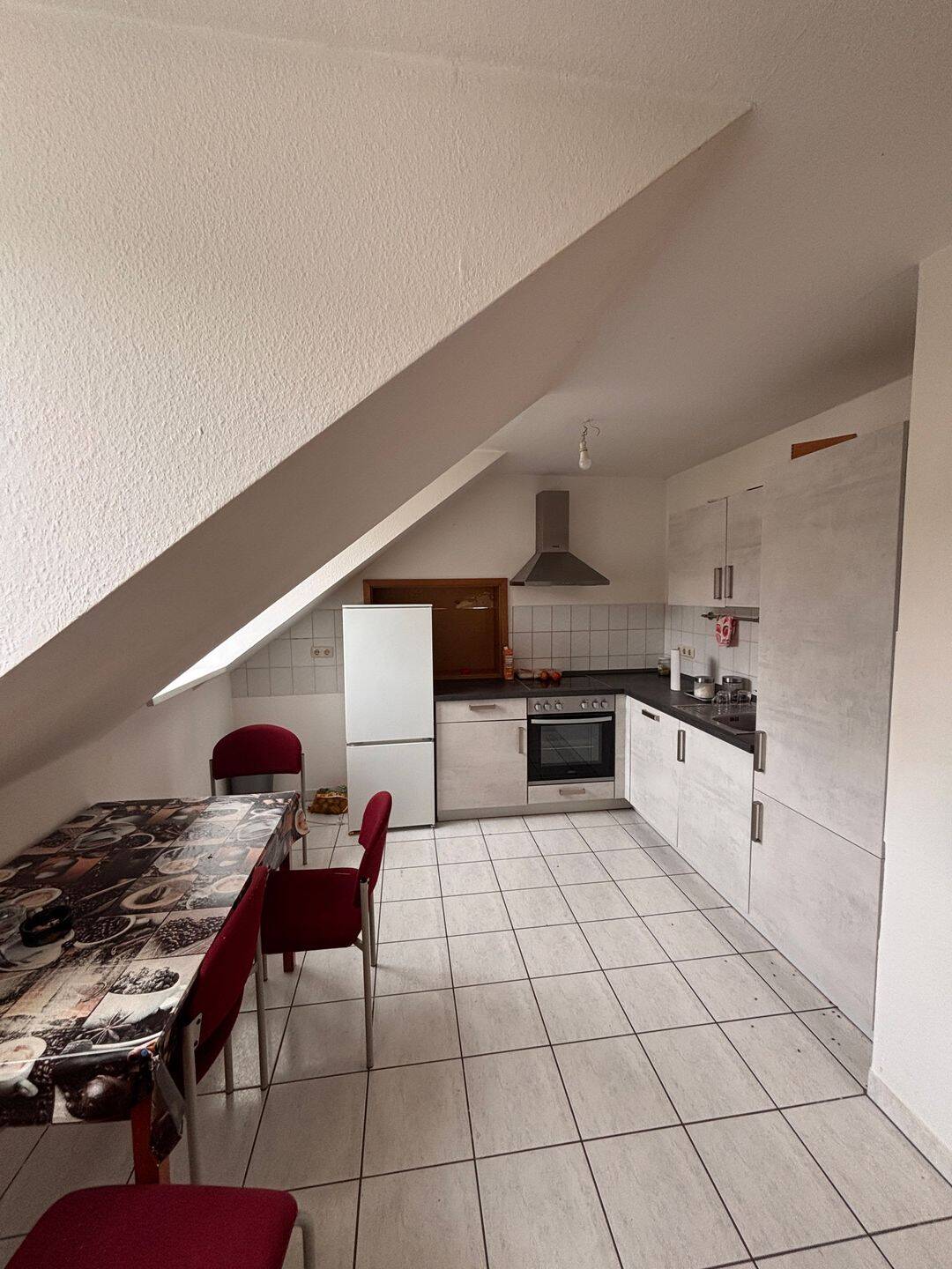 Helle 2-Zimmer-Dachgeschosswohnung mit Einbauküche in ruhiger Lage von Schmölln, 4626 Schmölln