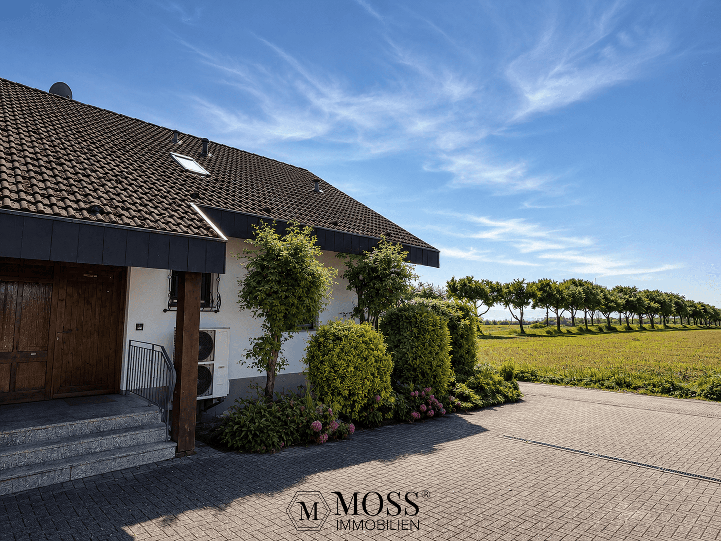 Großzügiges Mehrfamilienhaus | 210 m² Wfl. | 7 Zimmer | 975 m² Grundstück | Garten & Garagen, 79423 Heitersheim