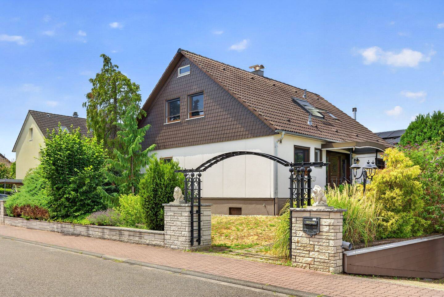 Viel Platz für die Familie: Haus mit Garten und Garage auf Eckgrundstück in Eggenstein, 76344 Eggenstein-Leopoldshafen