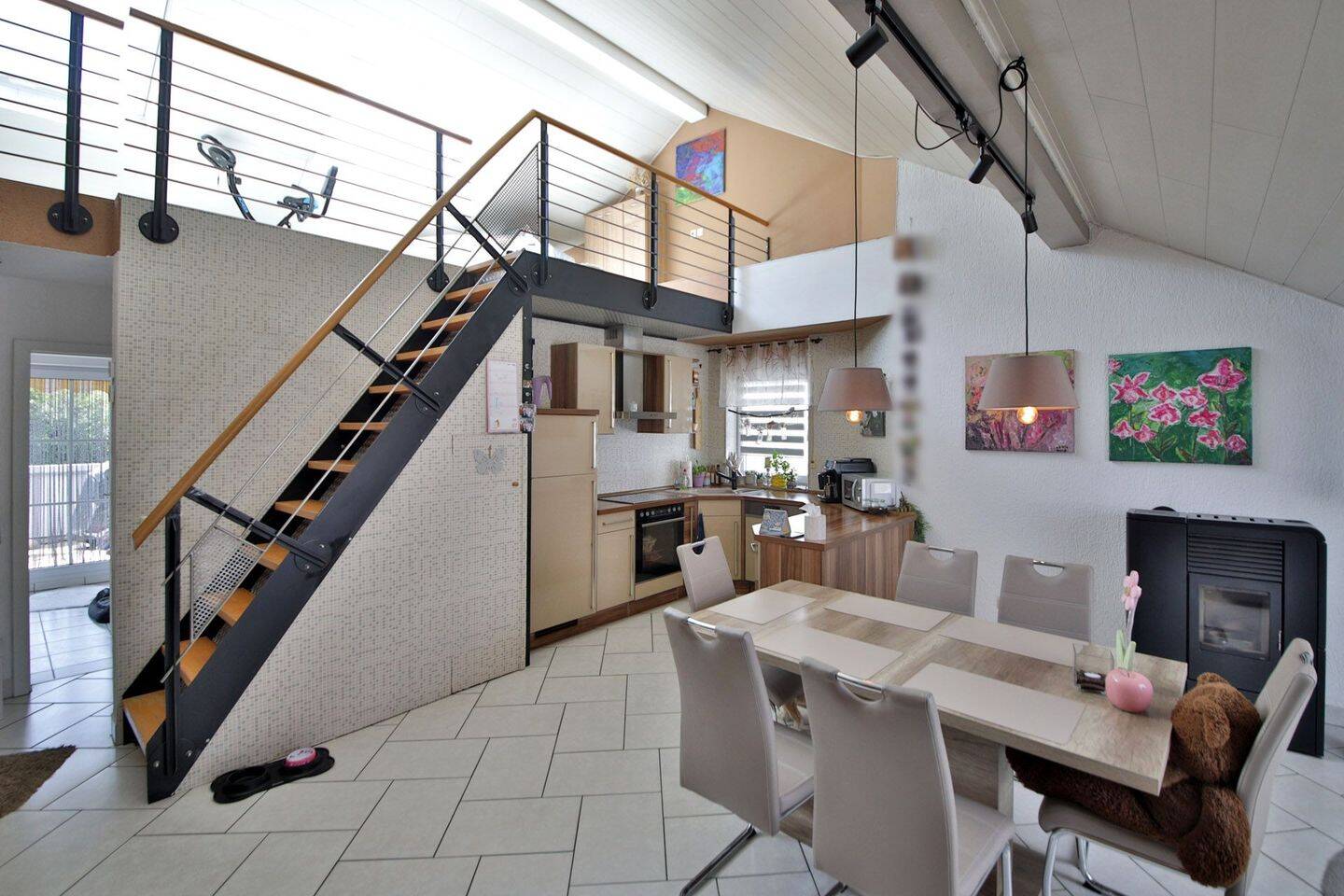 Maisonette-Flair mit grüner Aussicht: Helle 3-Zimmer-DG-Wohnung mit Terrasse und Pkw-Stellplatz, 76684 Östringen