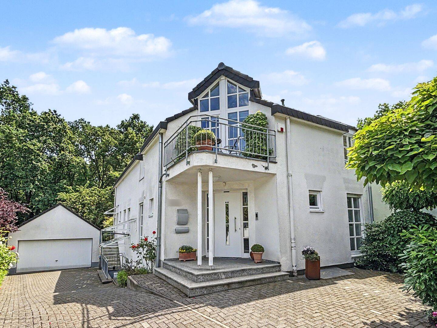 Repräsentatives Wohnen im Grünen – Exklusive Villa mit Einliegerwohnung in Köln-Hahnwald, 50996 Köln (Rodenkirchen Hahnwald Marienburg Weiß)