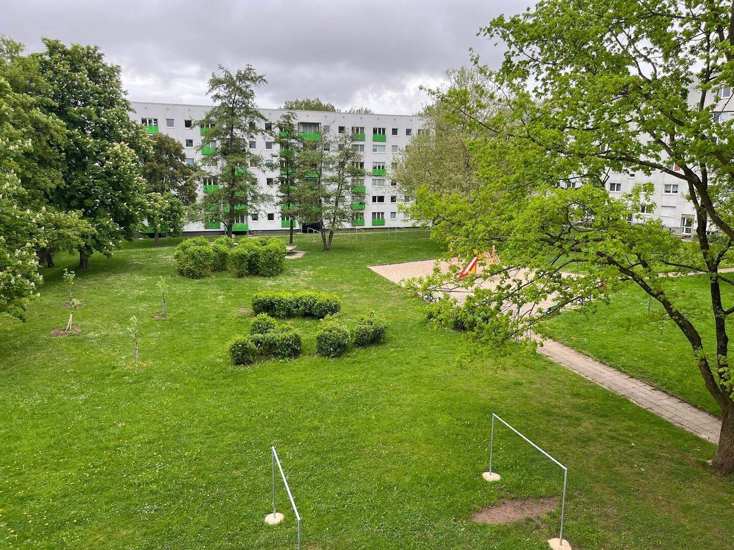 Frisch sanierte Wohnung mit Balkon und Spielplatz – Ideal für kleine Familien, 9119 Chemnitz (Helbersdorf Kapellenberg Kappel Zentrum)