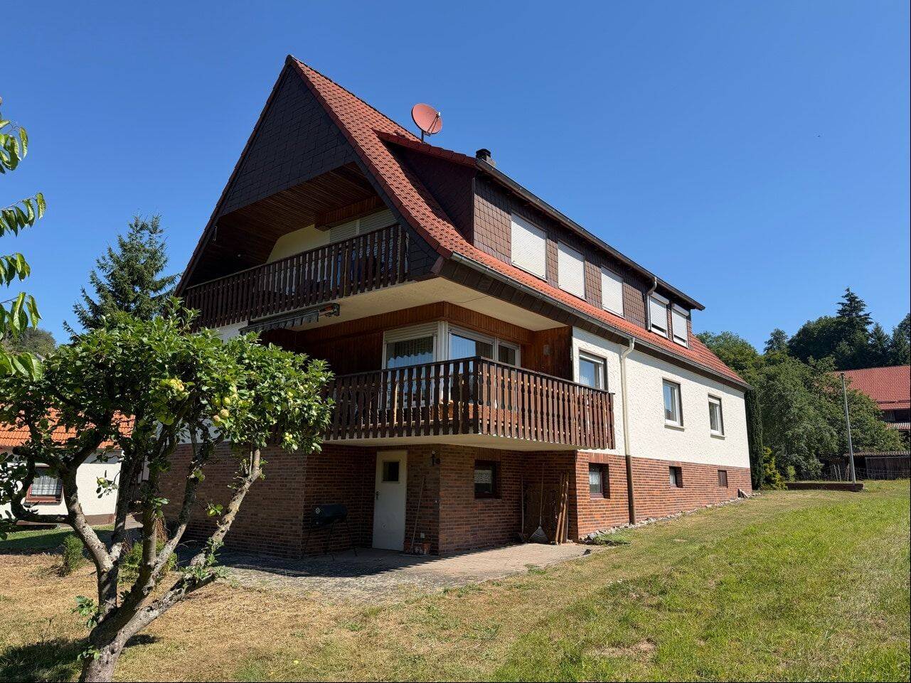 Zweifamilienhaus in Bad Hersfeld mit 3 Garagen, 36251 Bad Hersfeld