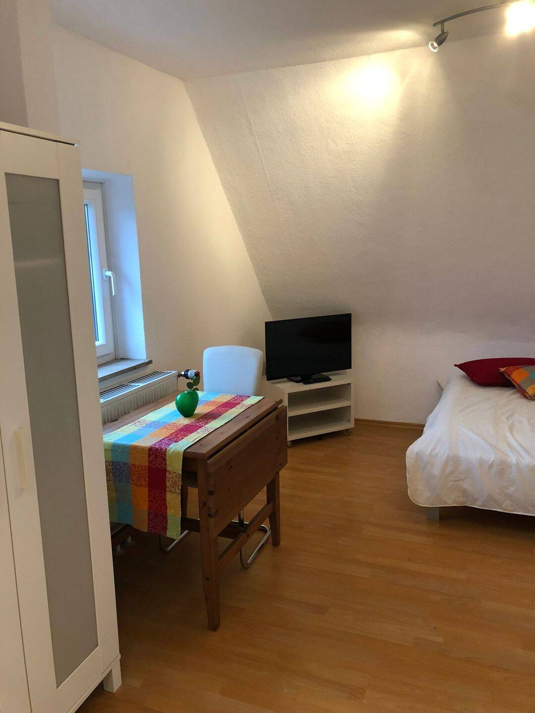 Helle 1,5-Zimmerwohnung S-Feu MÖBLIERT, an ÖPV perfekt angebunden für EINE Person, 70469 Stuttgart (Feuerbach Zuffenhausen)